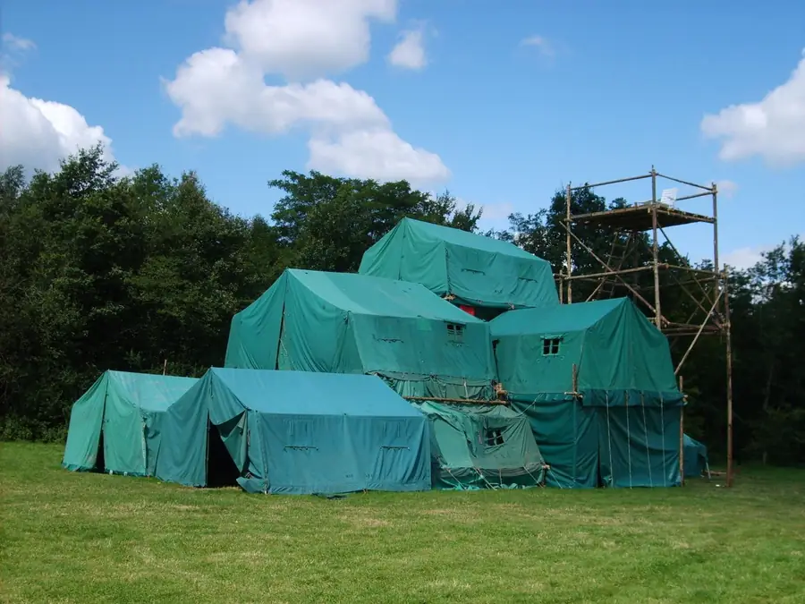 Tenten, hoog en droog